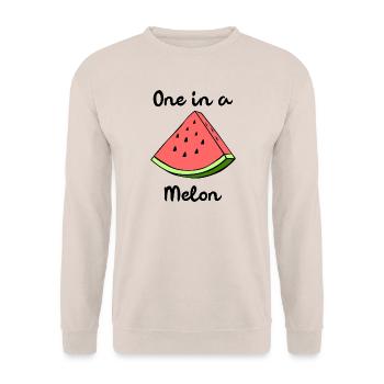 One In A Melon Eins In Einer Melone Wortspiel - Unisex Pullover - Sand - Vorne - Alina (178cm) & Michal (187cm)