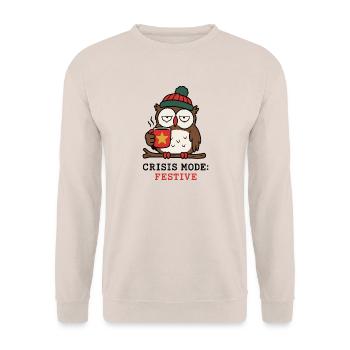 Krisenmodus Festlich – Eulen- und Weihnachtshumor - Unisex Pullover - Sand - Vorne - Alina (178cm) & Michal (187cm)