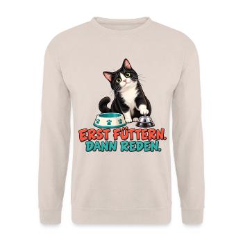 Katze – Erst füttern, dann reden - Unisex Pullover - Sand - Vorne - Alina (178cm) & Michal (187cm)