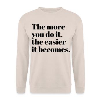 Je öfter du es machst, desto leichter wird es - Unisex Pullover - Sand - Vorne - Alina (178cm) & Michal (187cm)