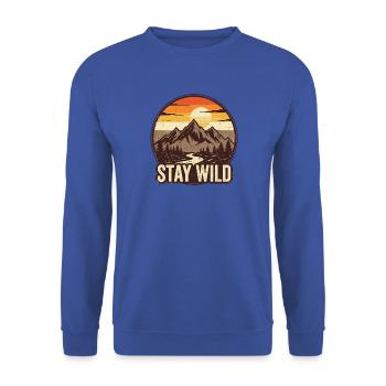 Stay Wild – Bergabenteuer-Abzeichen - Unisex Pullover - Royalblau - Vorne - Alina (178cm) & Michal (187cm)
