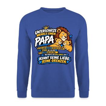 Unterschätze niemals einen Papa – Löwenpapa - Unisex Pullover - Royalblau - Vorne - Alina (178cm) & Michal (187cm)