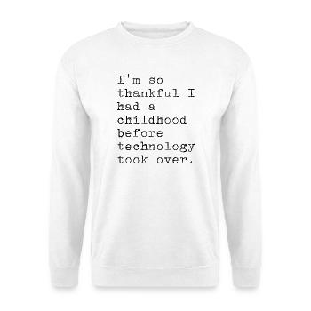 Ich bin dankbar für meine Kindheit. Ohne Technolog - Unisex Pullover - Weiß - Vorne - Alina (178cm) & Michal (187cm)