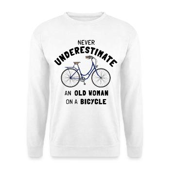 Never underestimate an old Woman on a Bicycle - Unisex Pullover - Weiß - Vorne - Alina (178cm) & Michal (187cm)