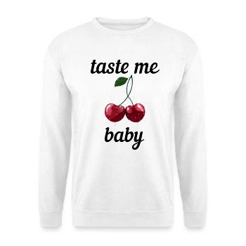 Taste me Baby - Rote Kirschen Spruch - Unisex Pullover - Weiß - Vorne - Alina (178cm) & Michal (187cm)
