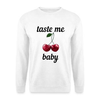 Taste me Baby - Rote Kirschen Spruch - Unisex Pullover - Weiß - Vorne - Alina (178cm) & Michal (187cm)
