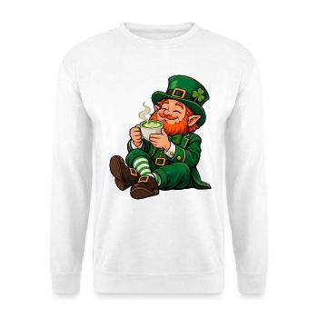 Leprechaun mit Matcha Latte – Irischer Glückszaube - Unisex Pullover - Weiß - Vorne - Alina (178cm) & Michal (187cm)