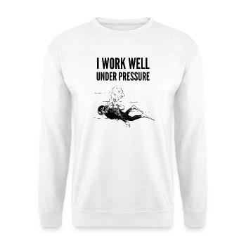 Ich arbeite gut unter Druck – Scuba Diver Gift - Unisex Pullover - Weiß - Vorne - Alina (178cm) & Michal (187cm)