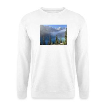 Bergsee im Nebelwald - Unisex Pullover - Weiß - Vorne - Alina (178cm) & Michal (187cm)