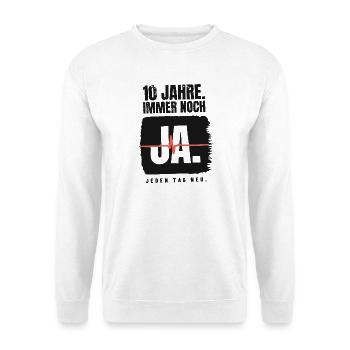 10 Jahre – immer noch Ja - Unisex Pullover - Weiß - Vorne - Alina (178cm) & Michal (187cm)