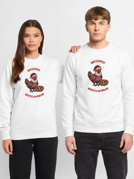 Hühnerhalter Winterpause – Nächstes Ei im Frühling - Unisex Pullover - Weiß - Vorne - Alina (178cm) & Michal (187cm)