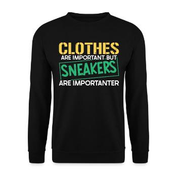 Klamotten sind wichtig, aber Sneakers sind wichtig - Unisex Pullover - Schwarz - Vorne - Alina (178cm) & Michal (187cm)