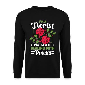 Ich bin Florist, ich bin gewohnt, mit Stichen umzu - Unisex Pullover - Schwarz - Vorne - Alina (178cm) & Michal (187cm)