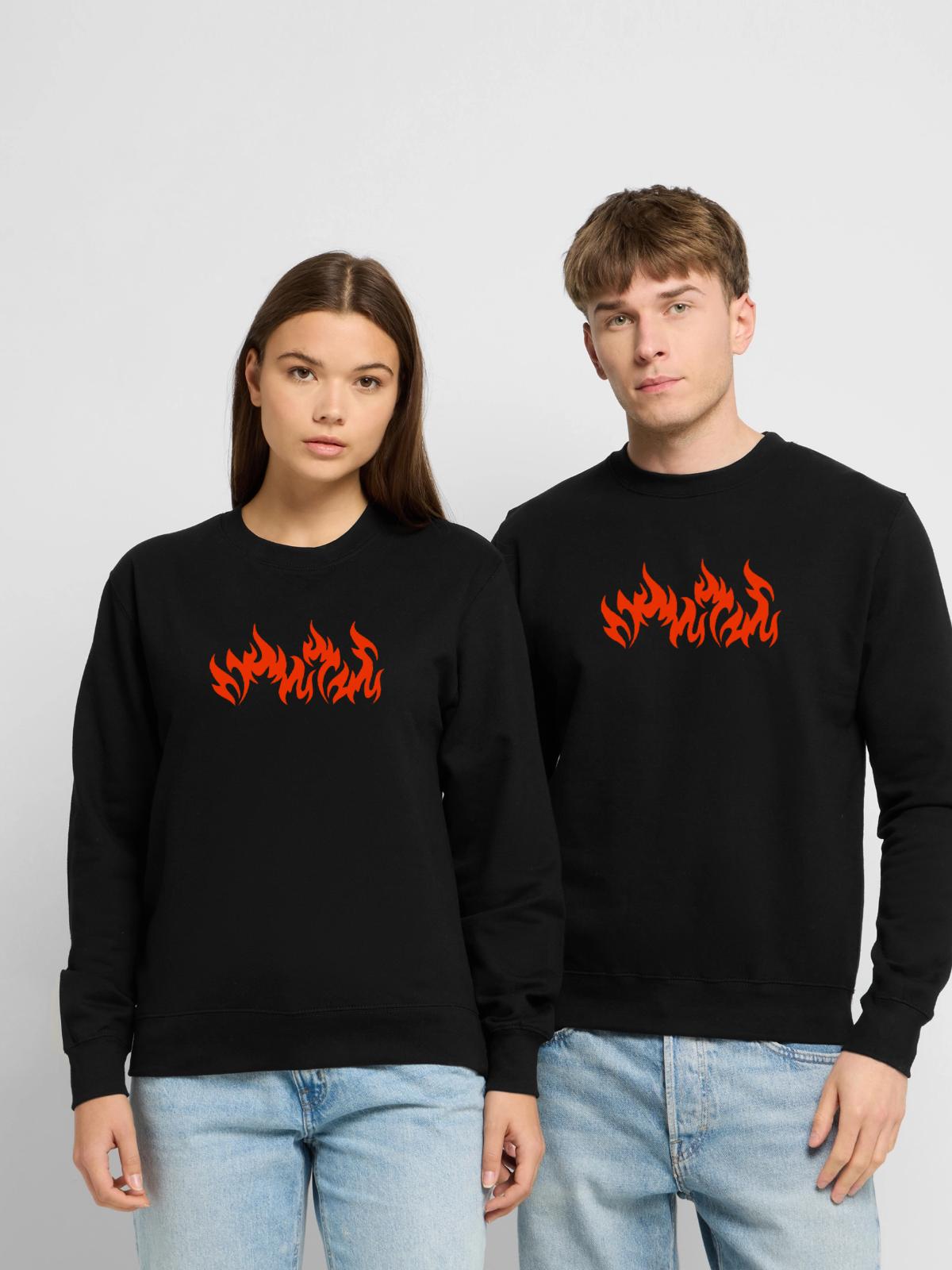 Feuer und Flamme - Unisex Pullover - Schwarz - Vorne - Alina (178cm) & Michal (187cm)