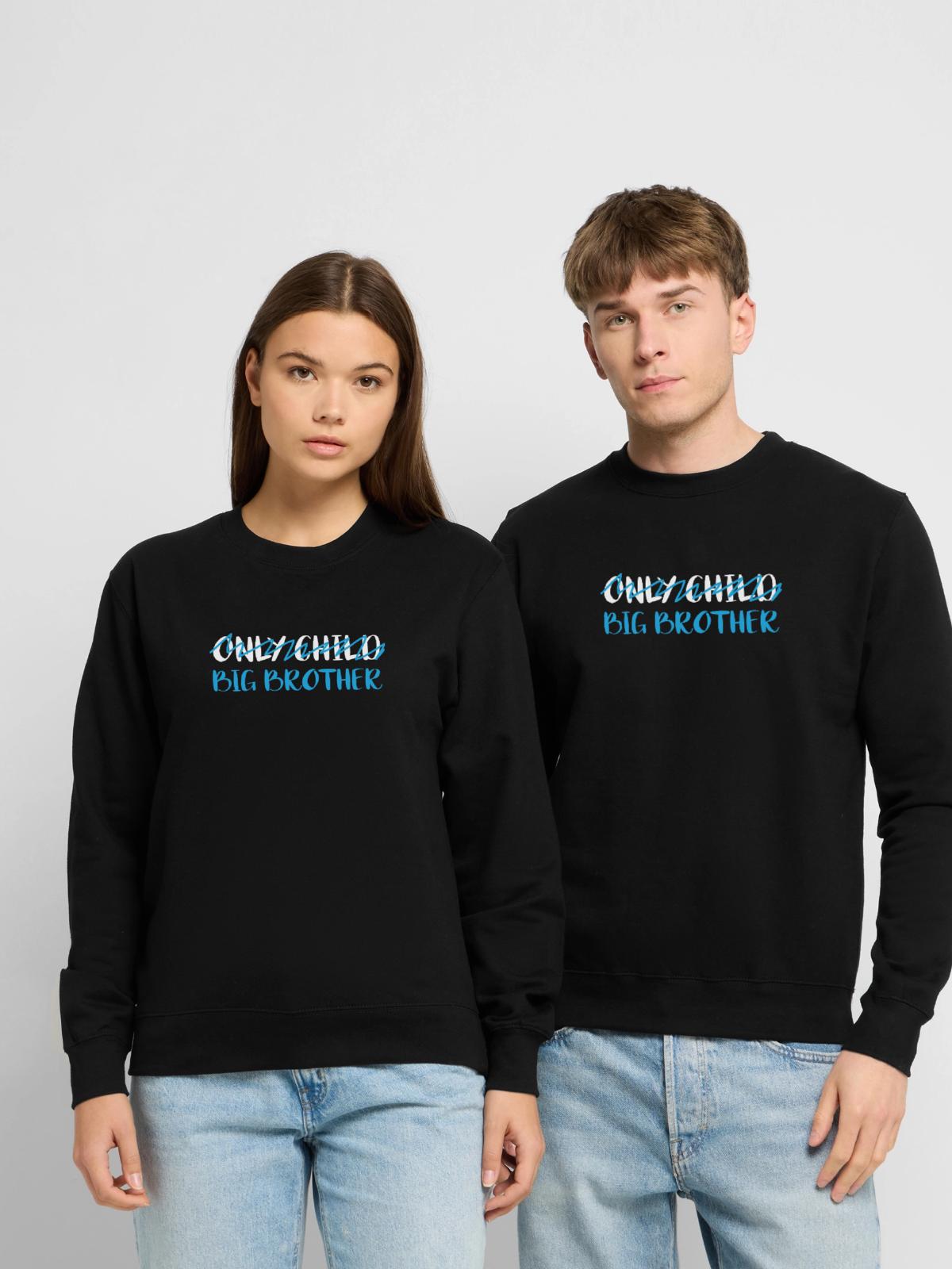Großer Bruder Kein Einzelkind - Unisex Pullover - Schwarz - Vorne - Alina (178cm) & Michal (187cm)