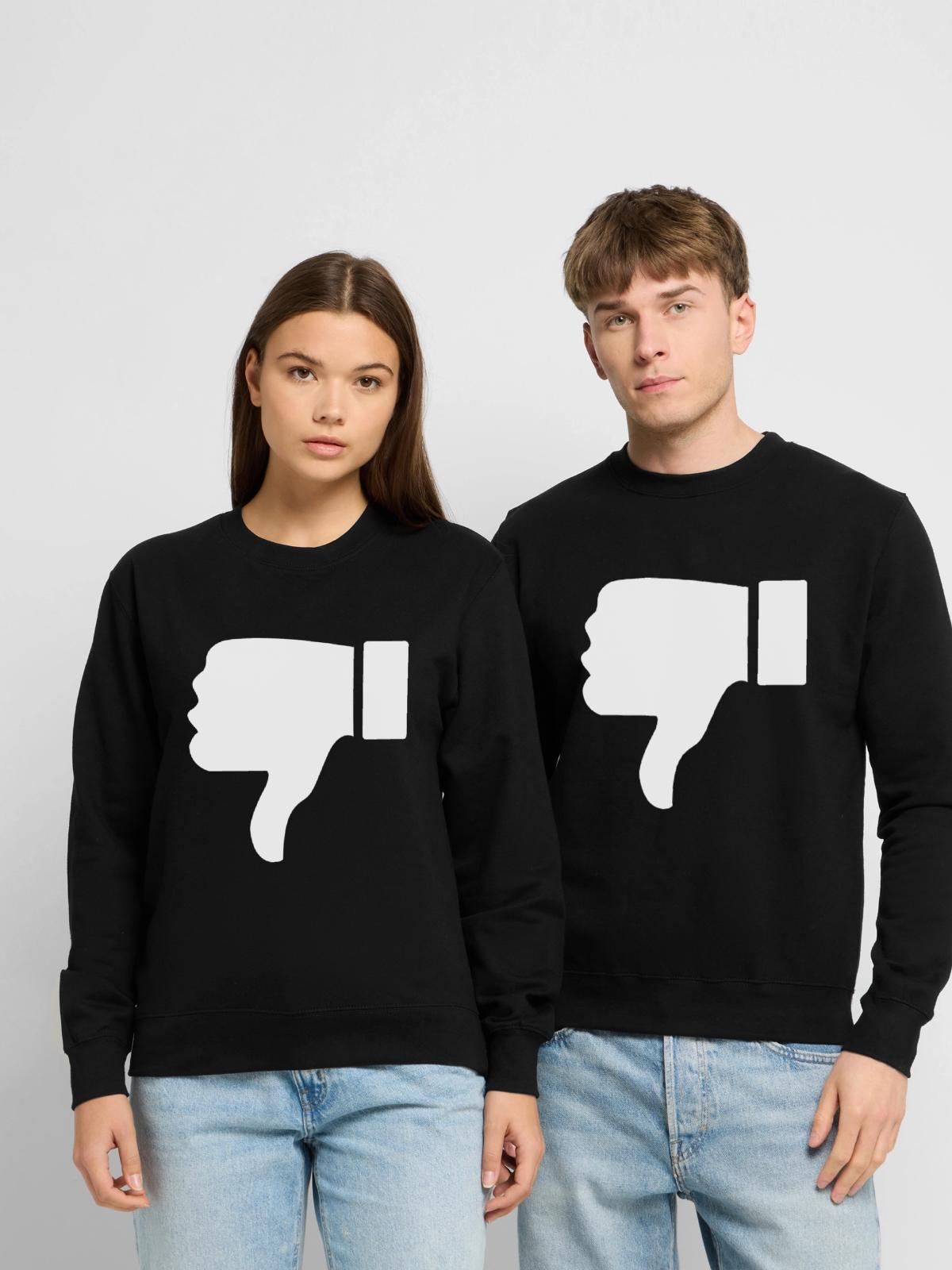 Daumen runter - Unisex Pullover - Schwarz - Vorne - Alina (178cm) & Michal (187cm)