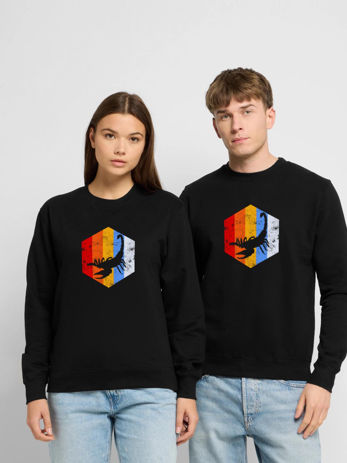 Skorpion Sternzeichen - Unisex Pullover - Schwarz - Vorne - Alina (178cm) & Michal (187cm)