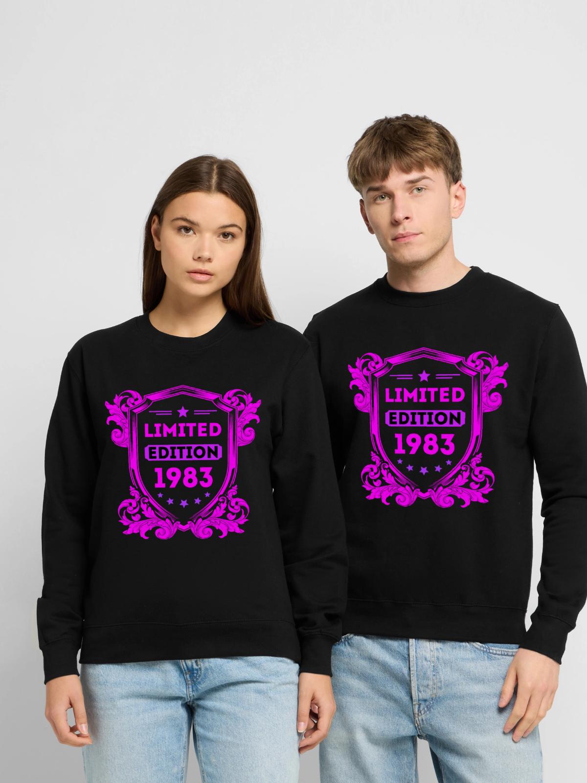1983 - Unisex Pullover - Schwarz - Vorne - Alina (178cm) & Michal (187cm)