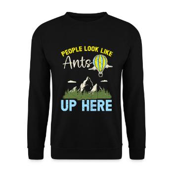 Hier oben sehen die Leute wie Ameisen aus Heißluft - Unisex Pullover - Schwarz - Vorne - Alina (178cm) & Michal (187cm)