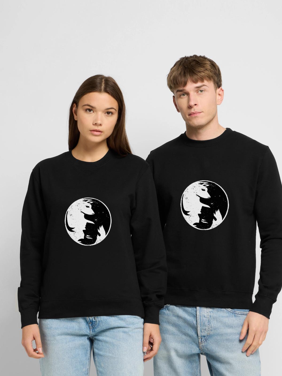 Lässiger Schäferhund Gassirunde - Unisex Pullover - Schwarz - Vorne - Alina (178cm) & Michal (187cm)