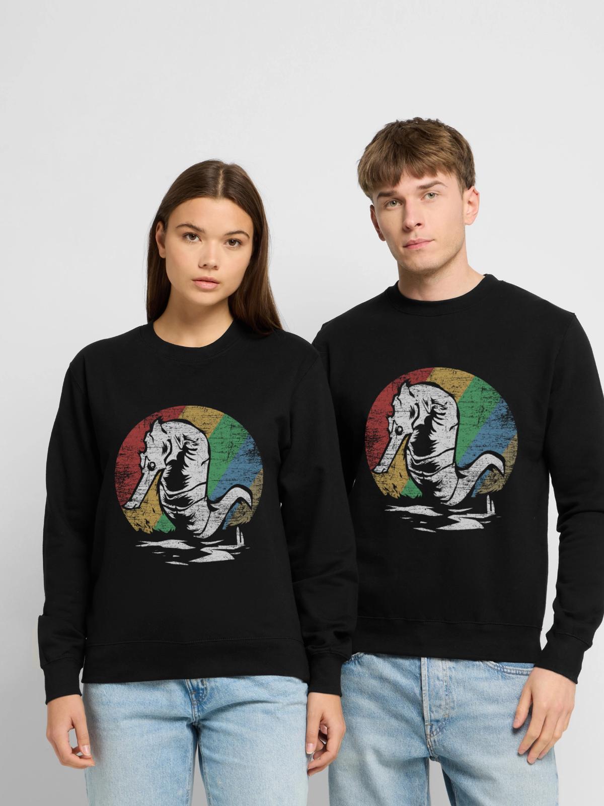 Leuchtendes Seepferdchen Ozeanbewohner - Unisex Pullover - Schwarz - Vorne - Alina (178cm) & Michal (187cm)