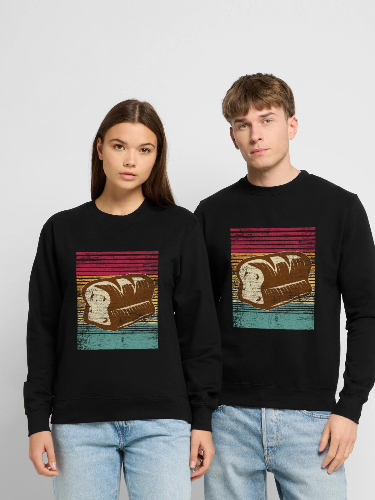 Herzhafter Brotlaib Frühstückstisch - Unisex Pullover - Schwarz - Vorne - Alina (178cm) & Michal (187cm)