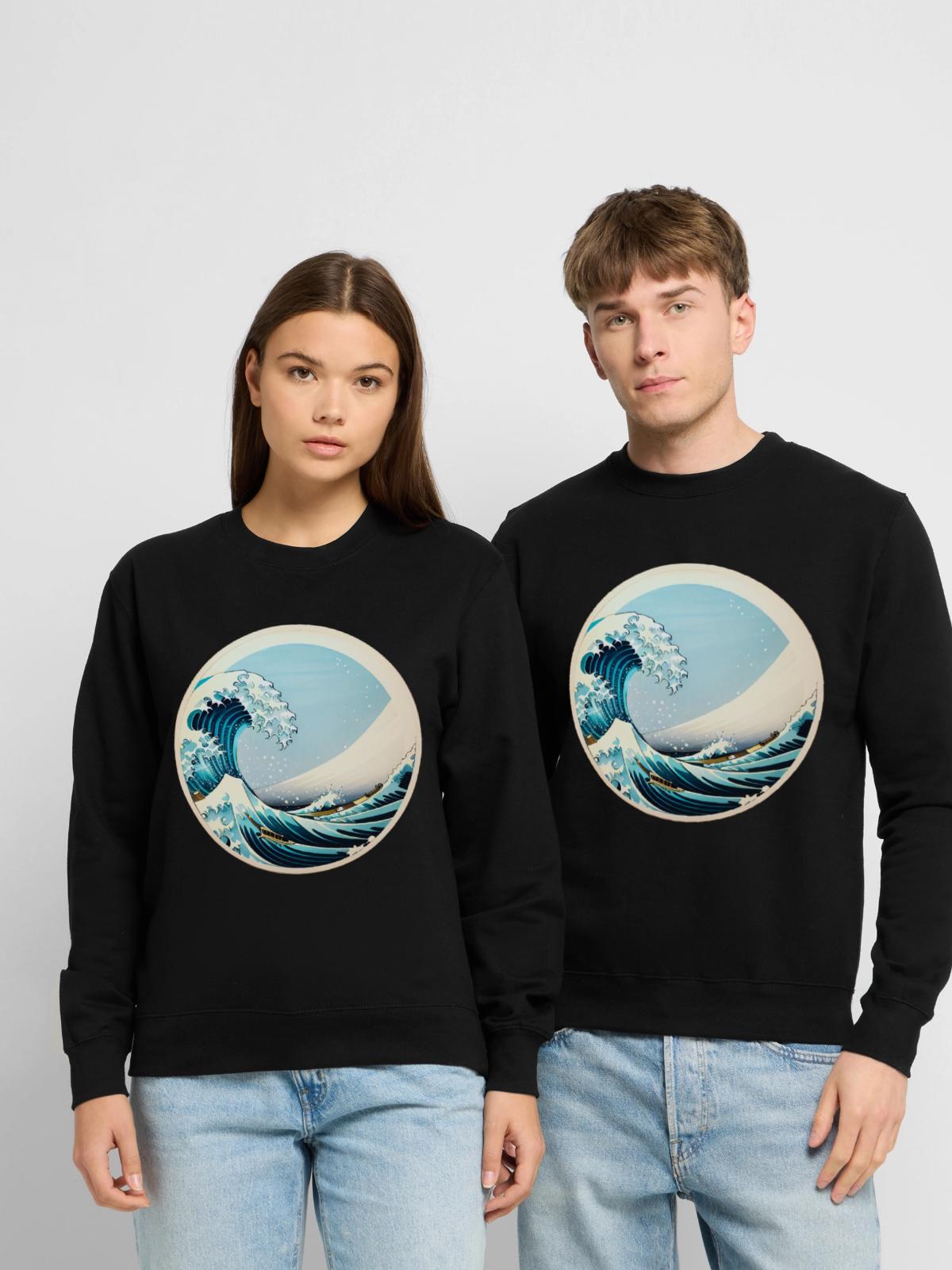 Gefangen in der Welle - Unisex Pullover - Schwarz - Vorne - Alina (178cm) & Michal (187cm)