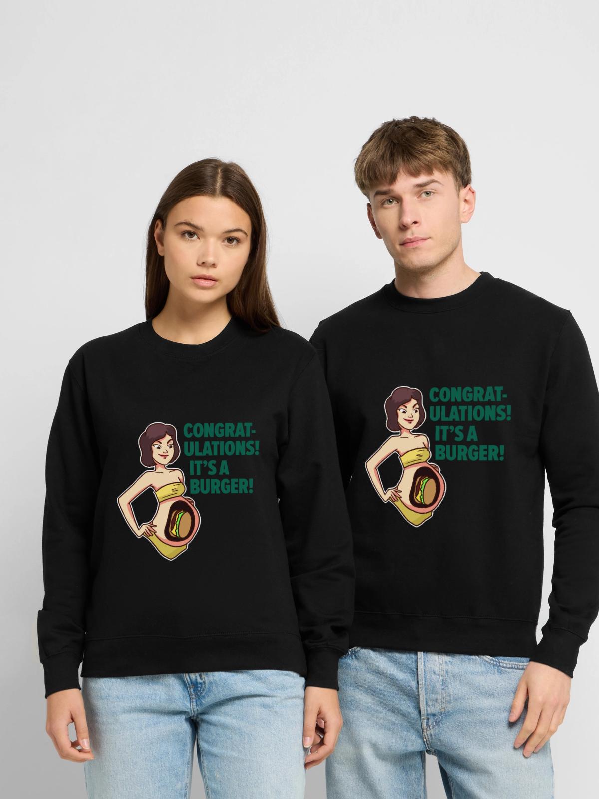 Kugelrunder Cheeseburger Babybauch - Unisex Pullover - Schwarz - Vorne - Alina (178cm) & Michal (187cm)
