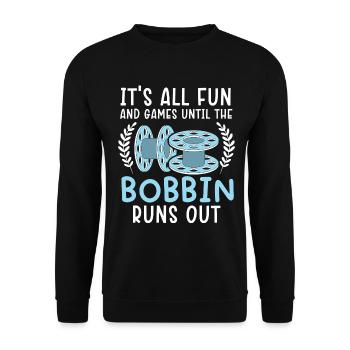 Es ist alles Spaß und Spiel, bis die Spule ausgeht - Unisex Pullover - Schwarz - Vorne - Alina (178cm) & Michal (187cm)