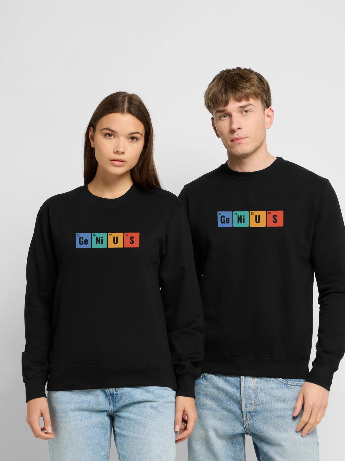 Genialer Periodensystem-Elementewissenschafts-Nerd - Unisex Pullover - Schwarz - Vorne - Alina (178cm) & Michal (187cm)
