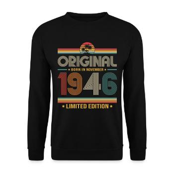 80. Geburtstag Geschenk November Jahrgang 1946 - Unisex Pullover - Schwarz - Vorne - Alina (178cm) & Michal (187cm)