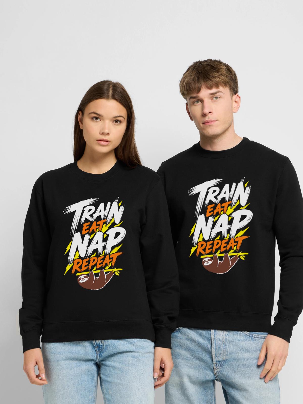 Faultier – Train Eat Nap Repeat - Unisex Pullover - Schwarz - Vorne - Alina (178cm) & Michal (187cm)