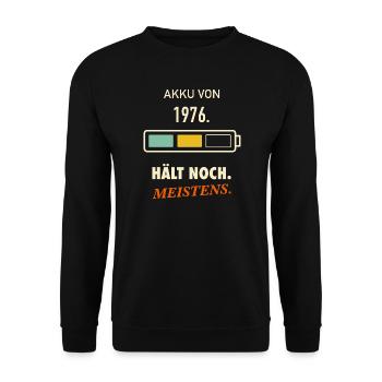 50. Geburtstag 1976 – Akku hält noch. Meistens. - Unisex Pullover - Schwarz - Vorne - Alina (178cm) & Michal (187cm)