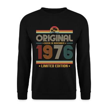 50. Geburtstag Geschenk November Jahrgang 1976 - Unisex Pullover - Schwarz - Vorne - Alina (178cm) & Michal (187cm)