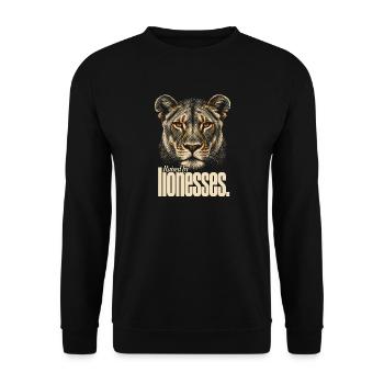 Raised By Lionesses Löwin Löwenmama Starke Frauen - Unisex Pullover - Schwarz - Vorne - Alina (178cm) & Michal (187cm)