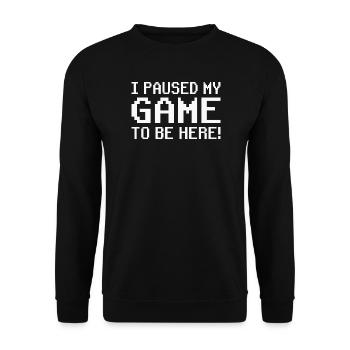 Gaming Spruch I paused my game to be here  - Unisex Pullover - Schwarz - Vorne - Alina (178cm) & Michal (187cm)