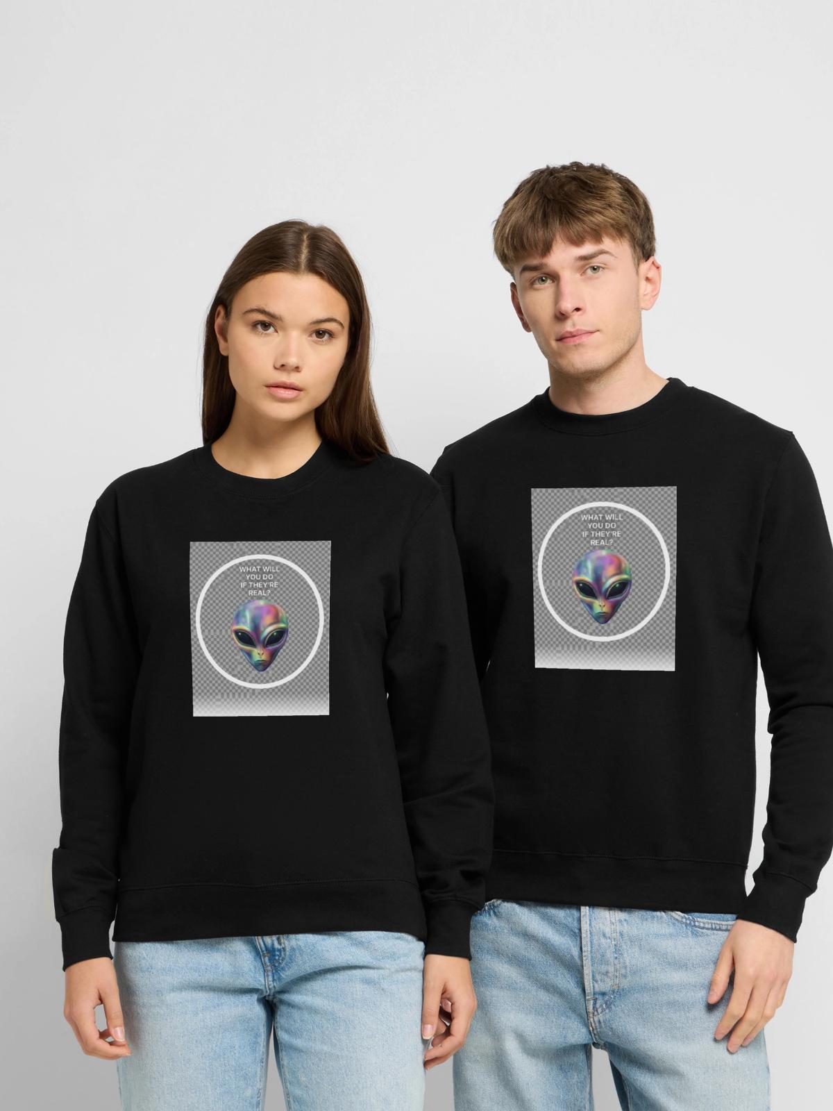 Irideszierendes Alien Gesichtsdesign - Unisex Pullover - Schwarz - Vorne - Alina (178cm) & Michal (187cm)