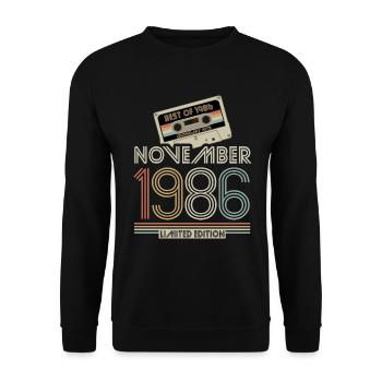 Limited Edition November Best of 1986 Kassette - Unisex Pullover - Schwarz - Vorne - Alina (178cm) & Michal (187cm)