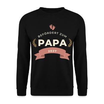 Befördert zum Papa 2027 – Abzeichen - Unisex Pullover - Schwarz - Vorne - Alina (178cm) & Michal (187cm)