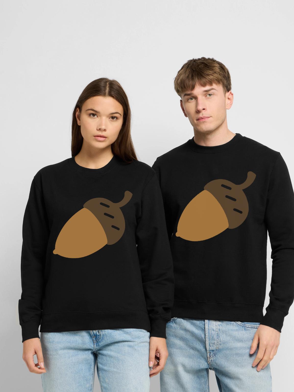 Eichel Pflanze Illustration Geschenkidee - Unisex Pullover - Schwarz - Vorne - Alina (178cm) & Michal (187cm)