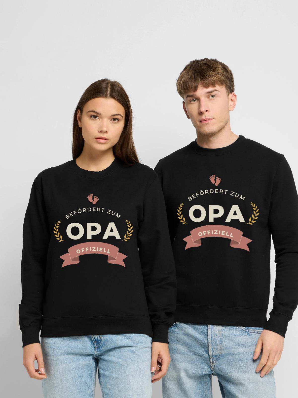 Befördert zum Opa – Abzeichen - Unisex Pullover - Schwarz - Vorne - Alina (178cm) & Michal (187cm)
