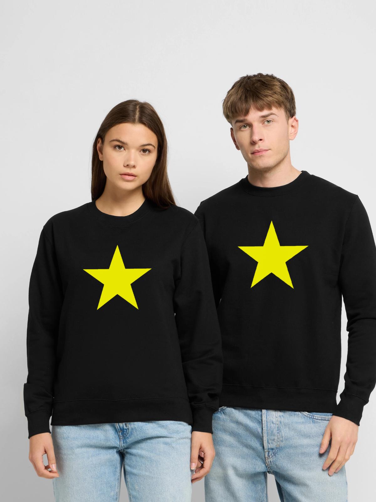 Gelber Stern auf schwarzem Hintergrund - Unisex Pullover - Schwarz - Vorne - Alina (178cm) & Michal (187cm)