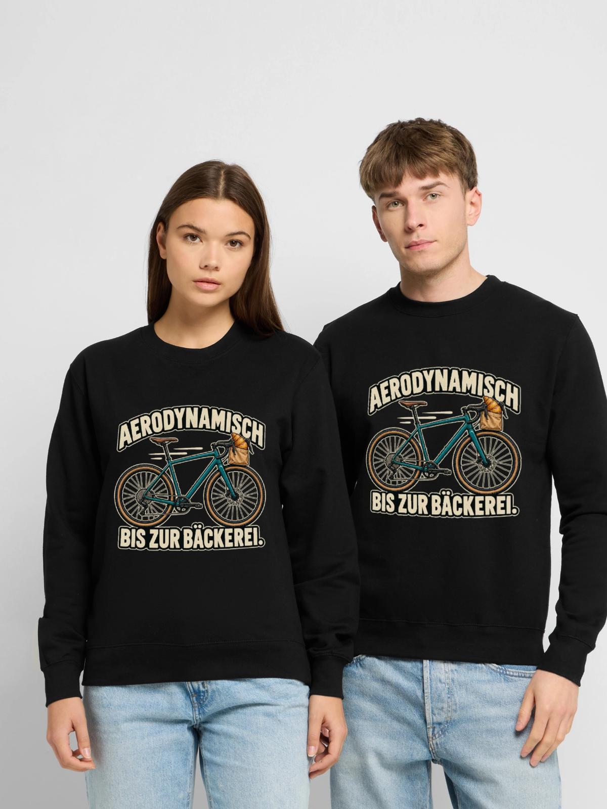 Aerodynamisch bis zur Bäckerei - Unisex Pullover - Schwarz - Vorne - Alina (178cm) & Michal (187cm)