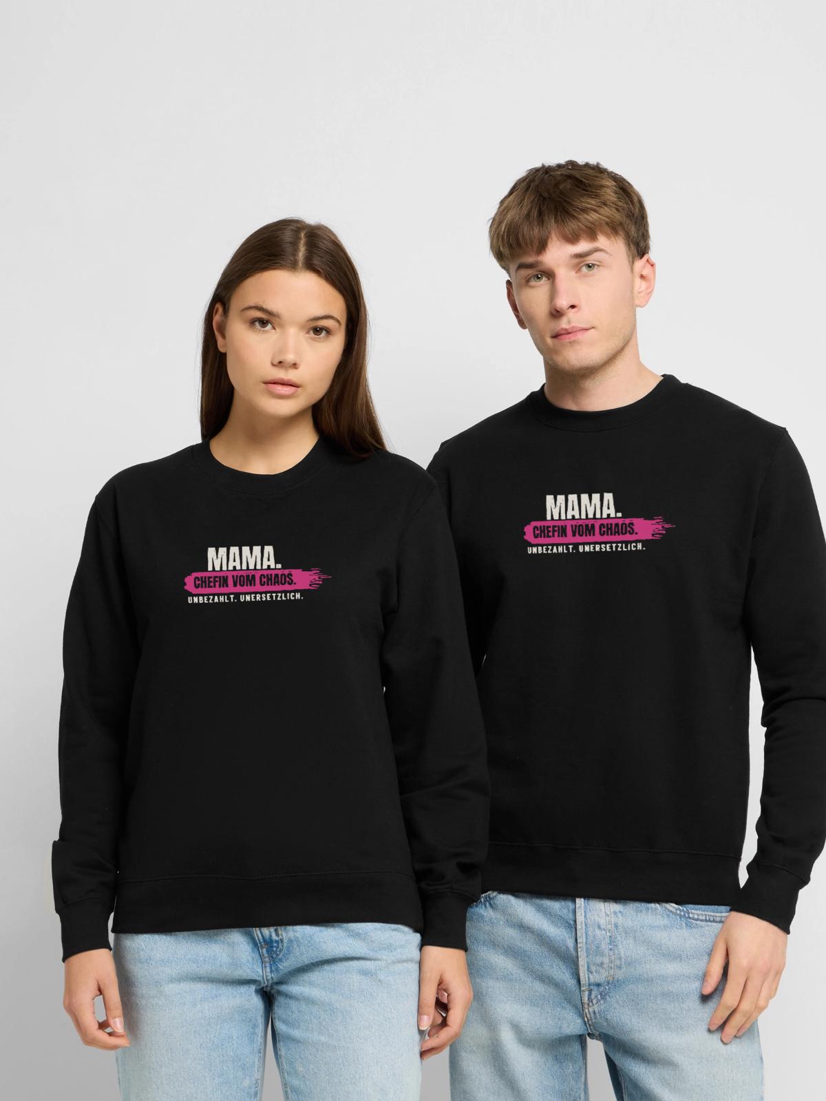 Mama – Chefin vom Chaos - Unisex Pullover - Schwarz - Vorne - Alina (178cm) & Michal (187cm)