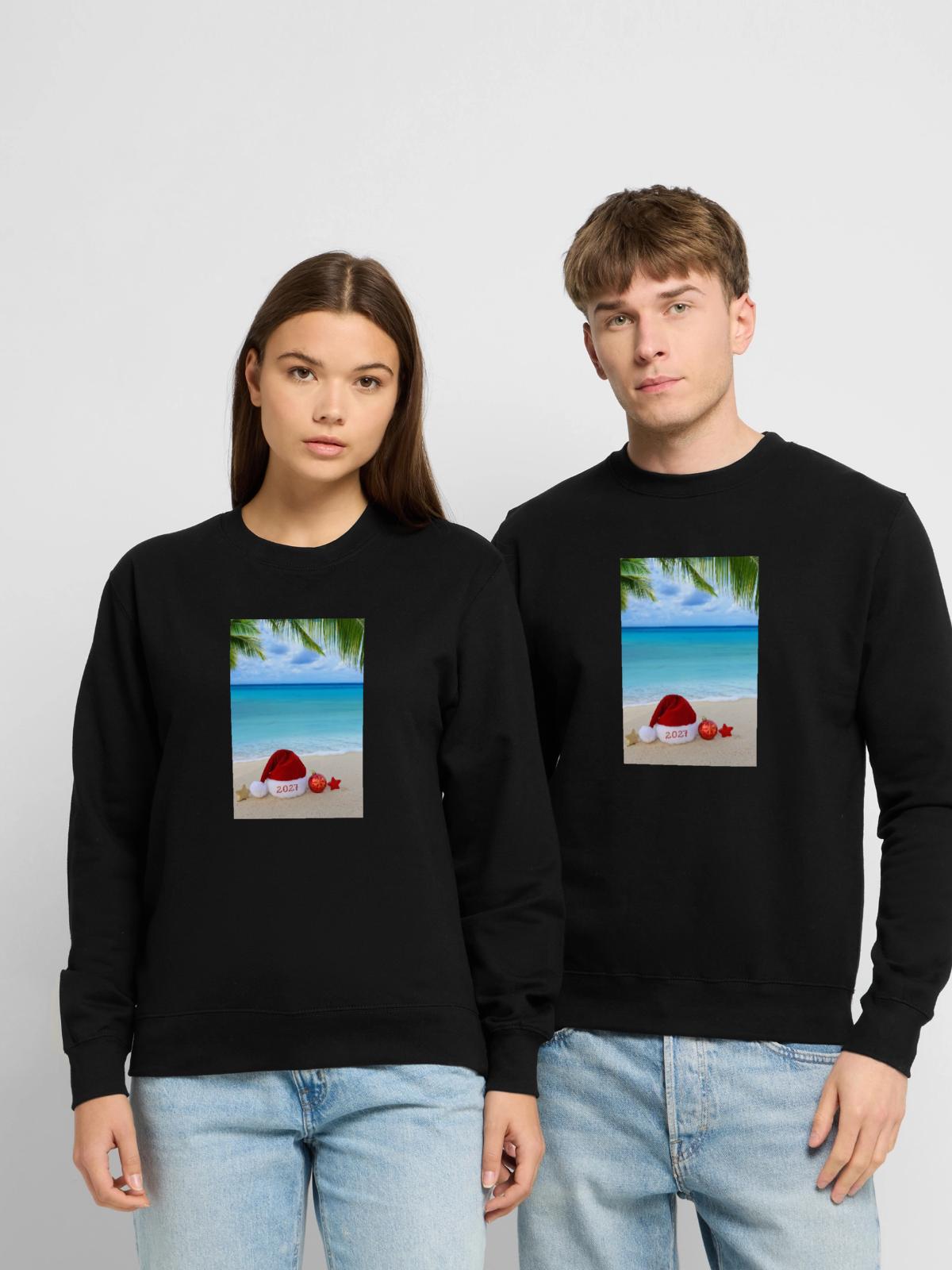Neujahrsreise-Hintergrund 2027 mit rotem Weihnachtsmannhut - Unisex Pullover - Schwarz - Vorne - Alina (178cm) & Michal (187cm)