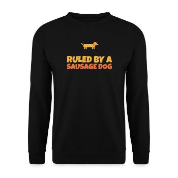 Regiert von einem lustigen Wursthund-Dackelbesitzer - Unisex Pullover - Schwarz - Vorne - Alina (178cm) & Michal (187cm)