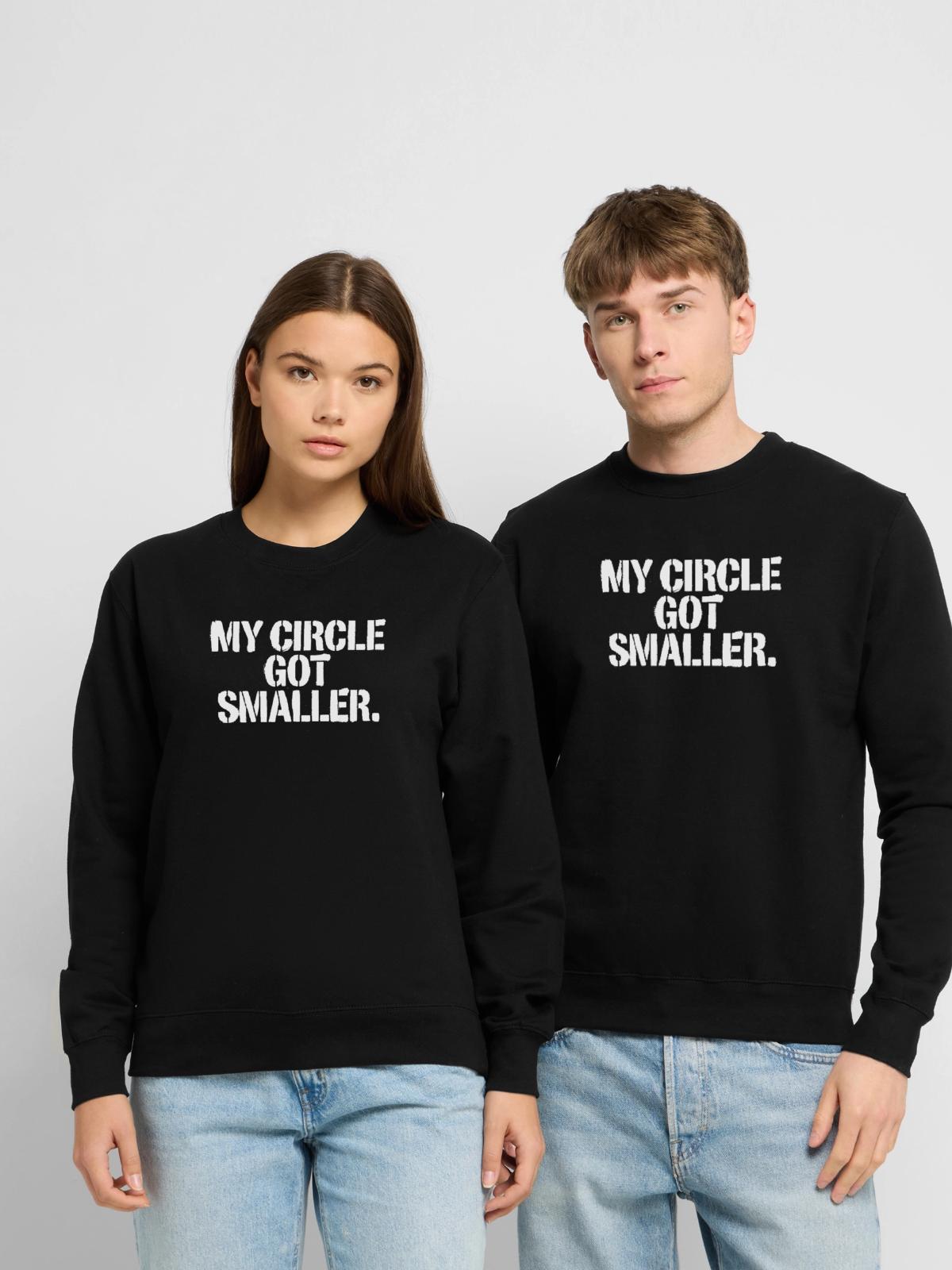 Mein Kreis wurde kleiner - Unisex Pullover - Schwarz - Vorne - Alina (178cm) & Michal (187cm)