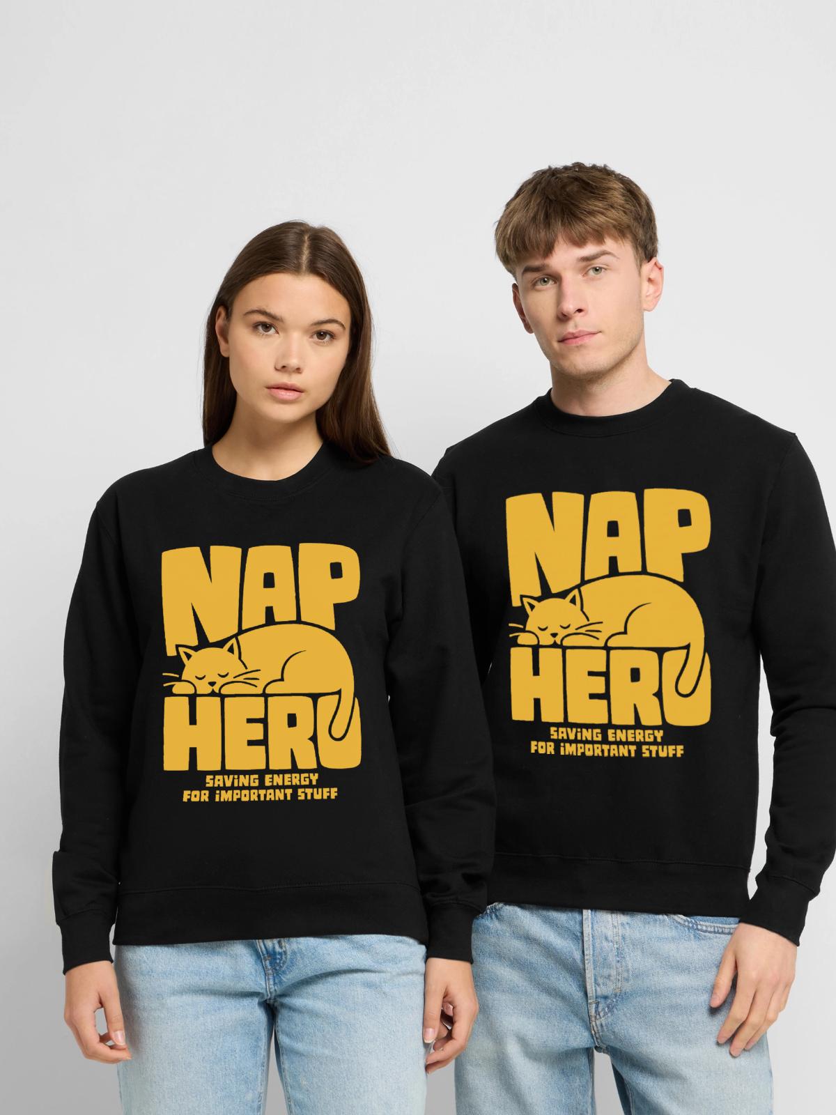 Schlafende Katze – Nap Hero - Unisex Pullover - Schwarz - Vorne - Alina (178cm) & Michal (187cm)
