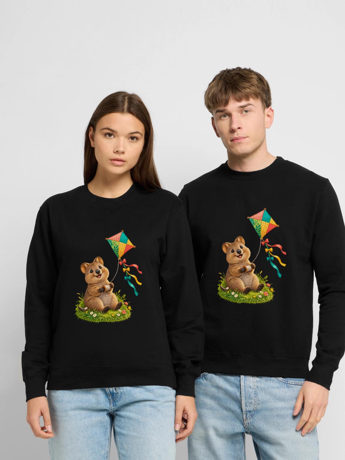 Kleines Quokka mit buntem Wiesendrachen - Unisex Pullover - Schwarz - Vorne - Alina (178cm) & Michal (187cm)