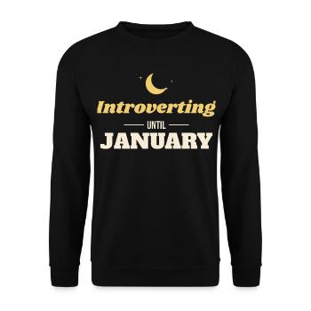Introverting Until January – Introvertiert Winter - Unisex Pullover - Schwarz - Vorne - Alina (178cm) & Michal (187cm)